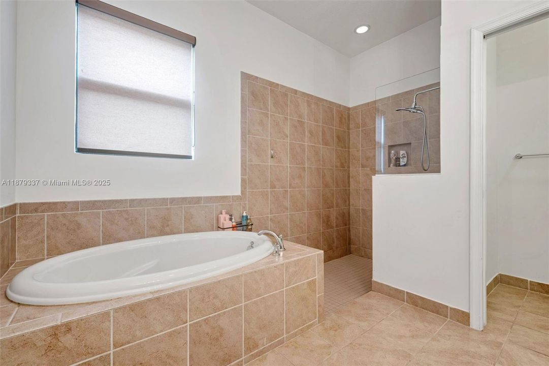 For Sale: $715,000 (5 beds, 3 baths, 2966 Square Feet)