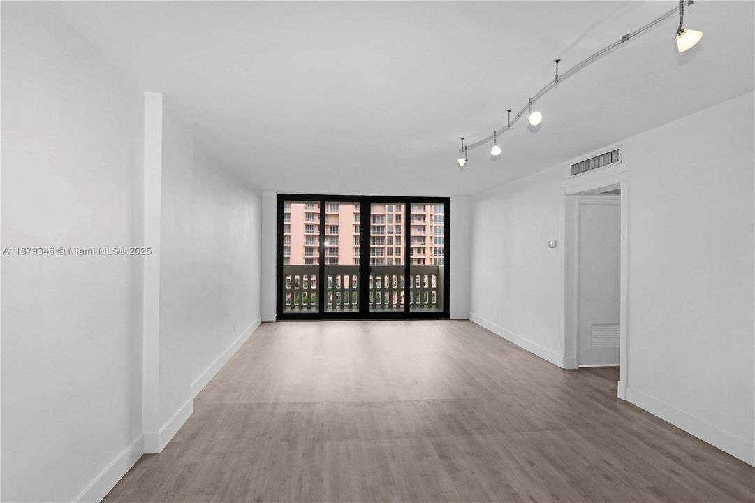 For Sale: $465,000 (1 beds, 1 baths, 910 Square Feet)