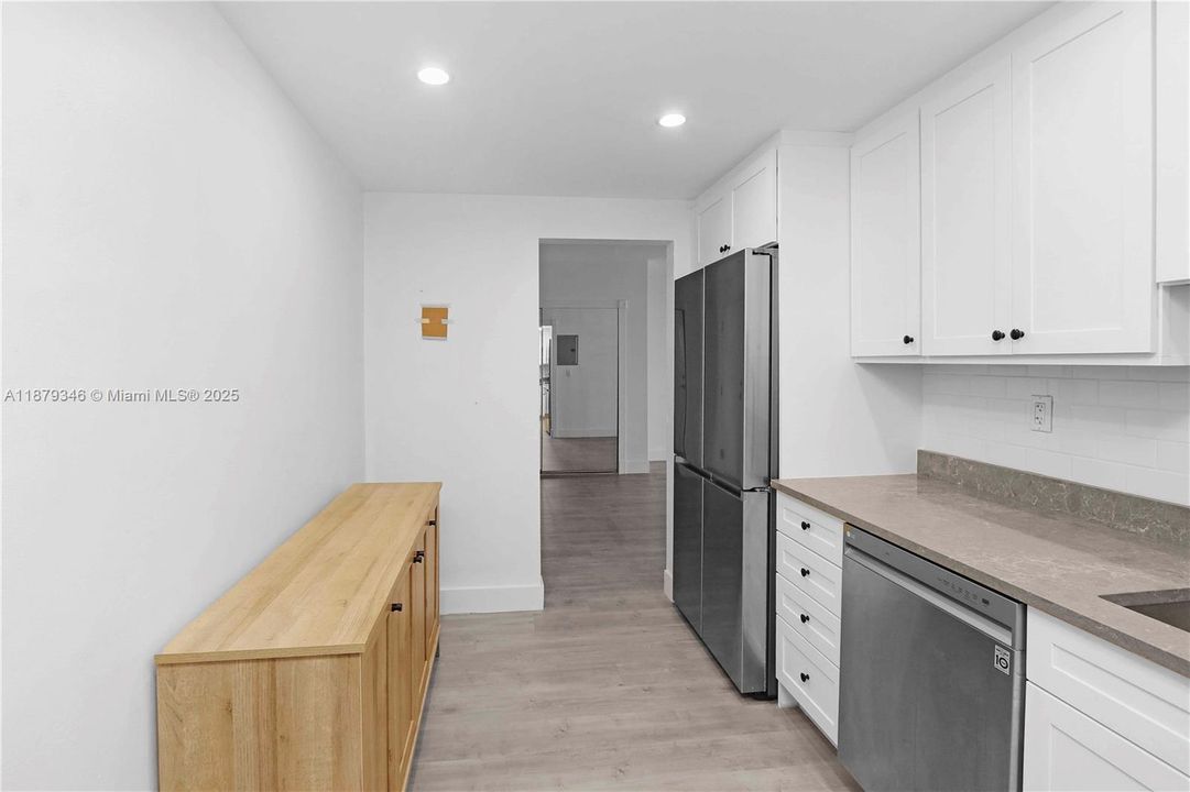 For Sale: $465,000 (1 beds, 1 baths, 910 Square Feet)