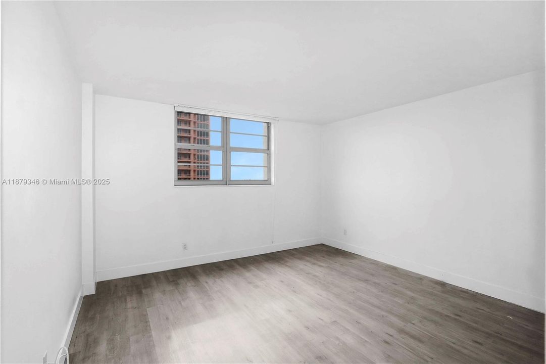 For Sale: $465,000 (1 beds, 1 baths, 910 Square Feet)
