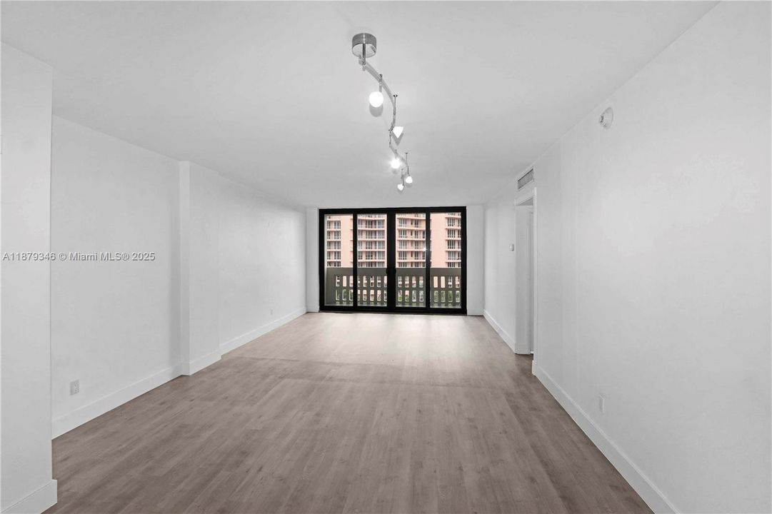 For Sale: $465,000 (1 beds, 1 baths, 910 Square Feet)