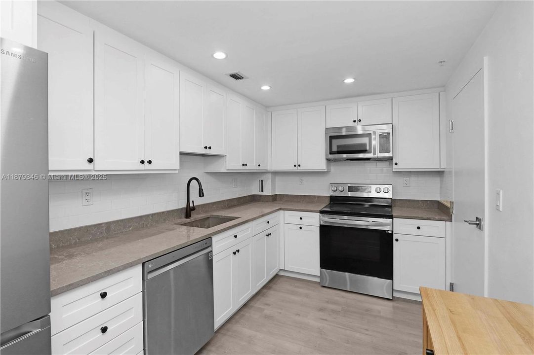 For Sale: $465,000 (1 beds, 1 baths, 910 Square Feet)