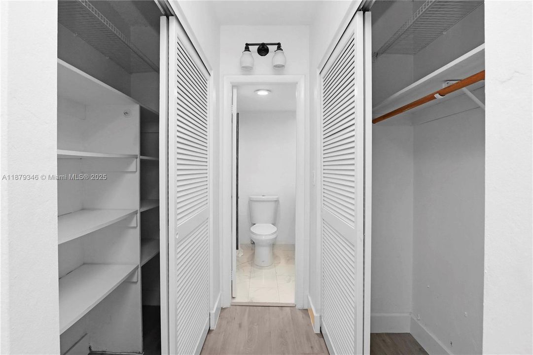 For Sale: $465,000 (1 beds, 1 baths, 910 Square Feet)