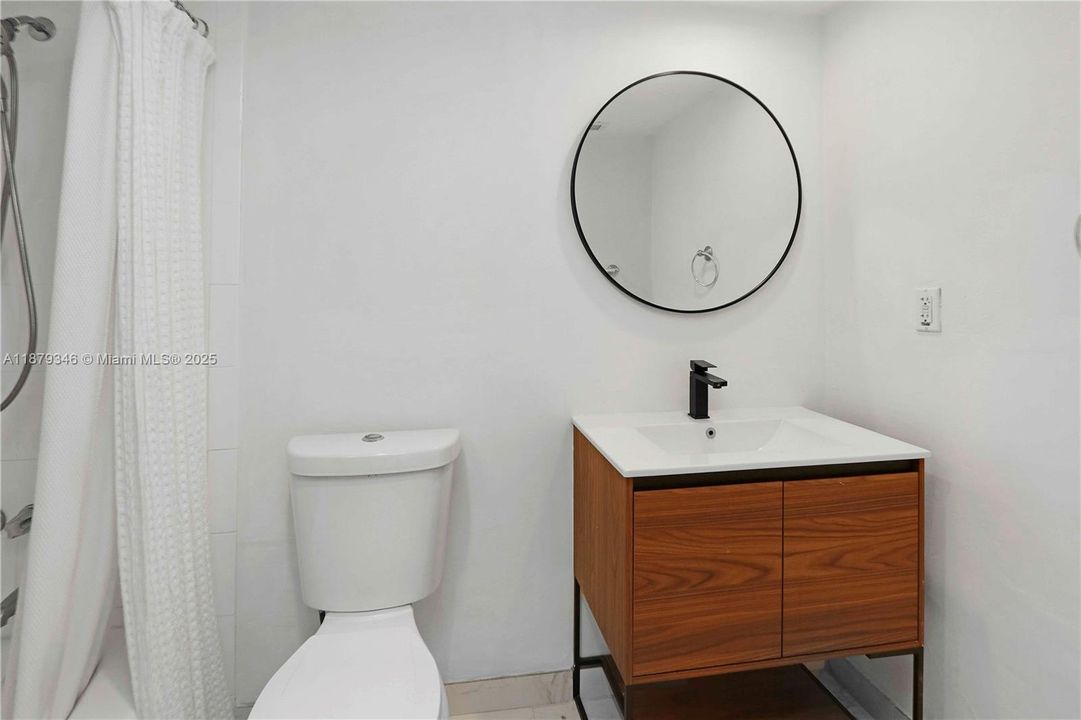 For Sale: $465,000 (1 beds, 1 baths, 910 Square Feet)