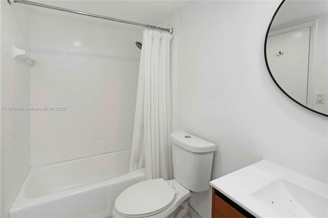 For Sale: $465,000 (1 beds, 1 baths, 910 Square Feet)