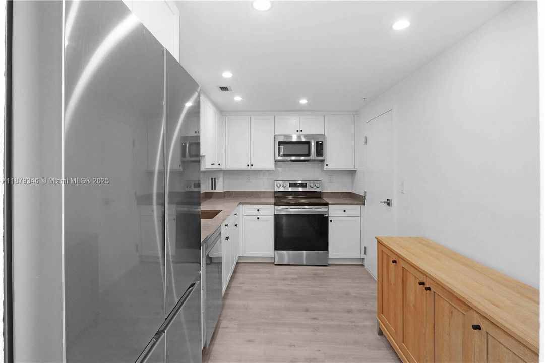 For Sale: $465,000 (1 beds, 1 baths, 910 Square Feet)
