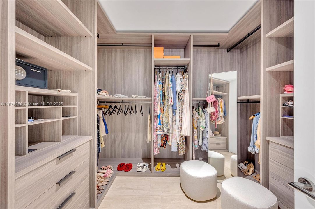 Под контрактом: $12,900,000 (2 спален, 2 ванн, 3424 Квадратных фут)