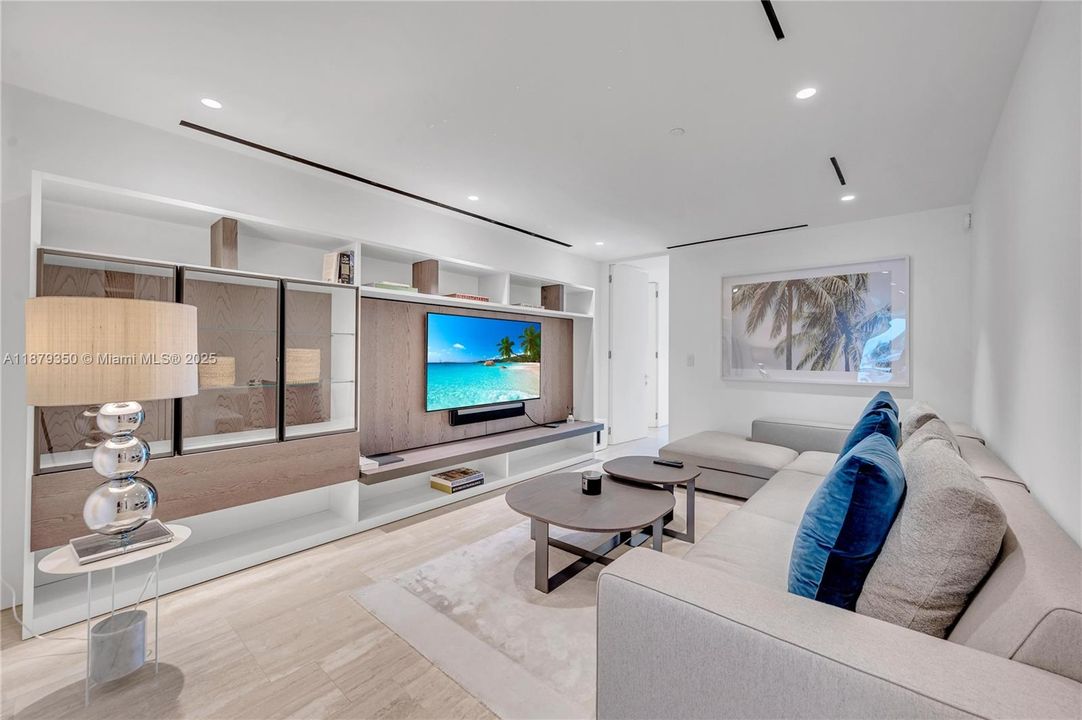 Под контрактом: $12,900,000 (2 спален, 2 ванн, 3424 Квадратных фут)