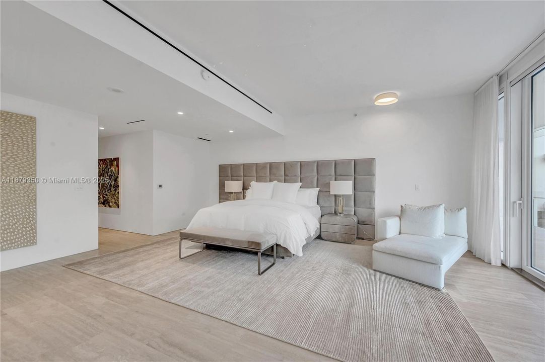 Под контрактом: $12,900,000 (2 спален, 2 ванн, 3424 Квадратных фут)