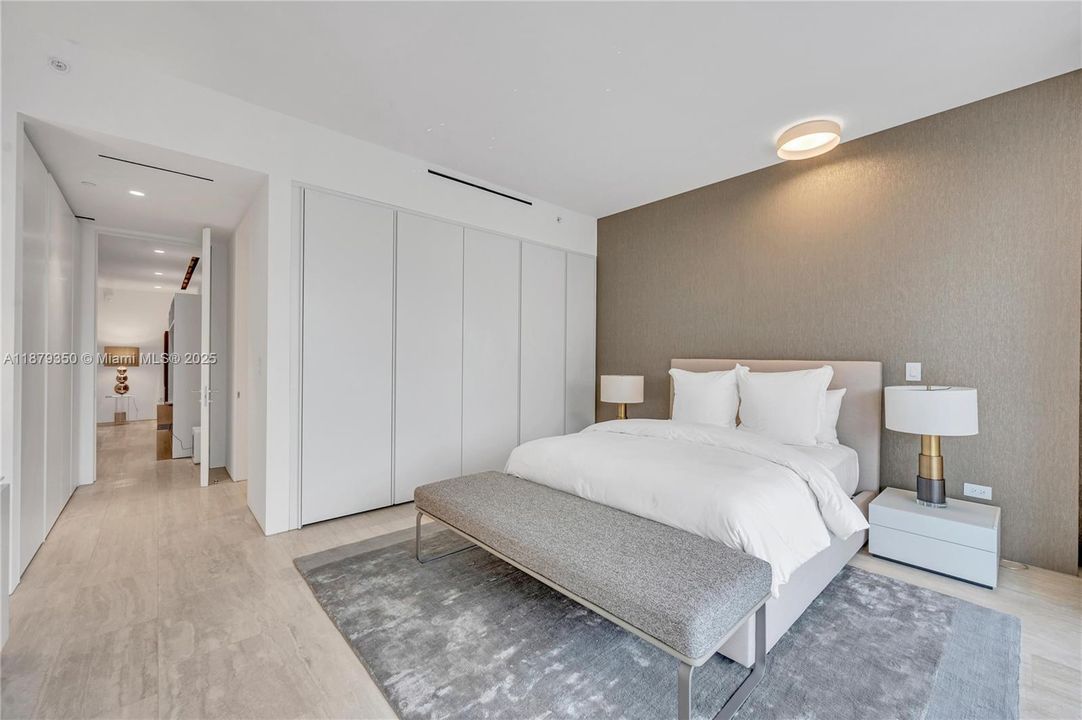 Под контрактом: $12,900,000 (2 спален, 2 ванн, 3424 Квадратных фут)