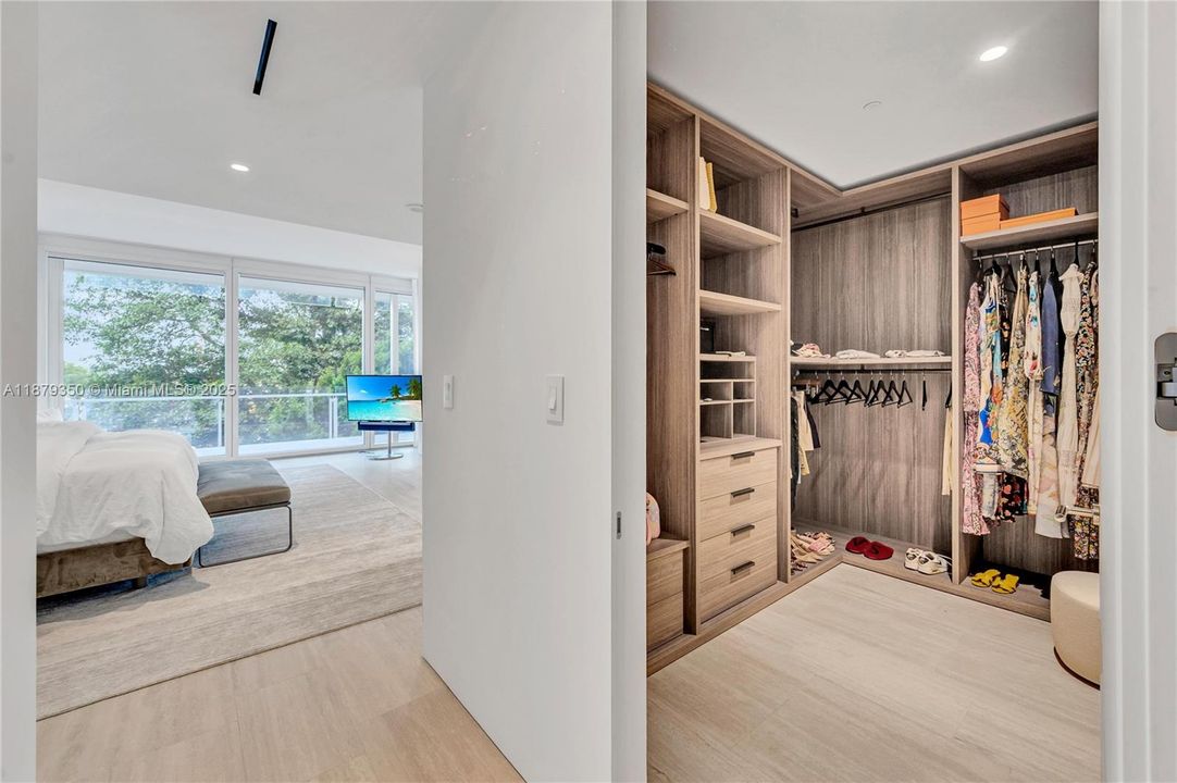 Под контрактом: $12,900,000 (2 спален, 2 ванн, 3424 Квадратных фут)