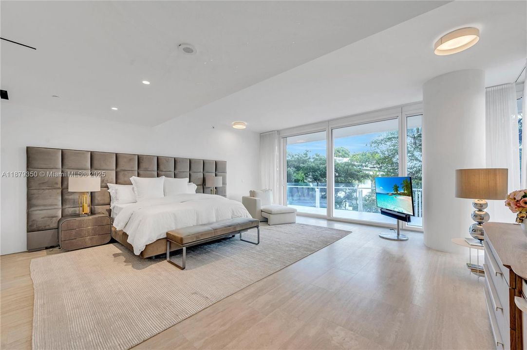 Под контрактом: $12,900,000 (2 спален, 2 ванн, 3424 Квадратных фут)