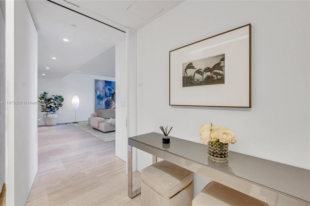 Под контрактом: $12,900,000 (2 спален, 2 ванн, 3424 Квадратных фут)