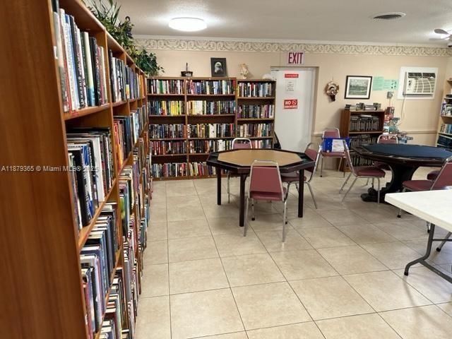 For Sale: $69,900 (1 beds, 1 baths, 735 Square Feet)