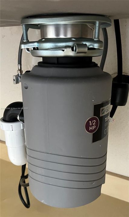 For Sale: $69,900 (1 beds, 1 baths, 735 Square Feet)