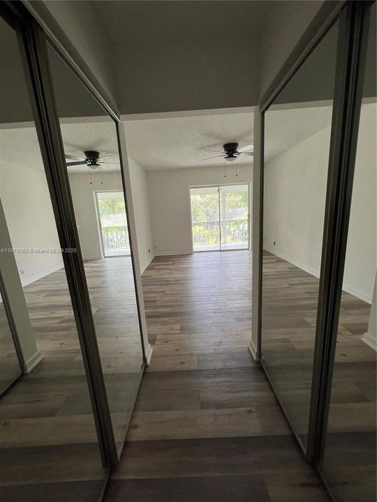 For Sale: $69,900 (1 beds, 1 baths, 735 Square Feet)