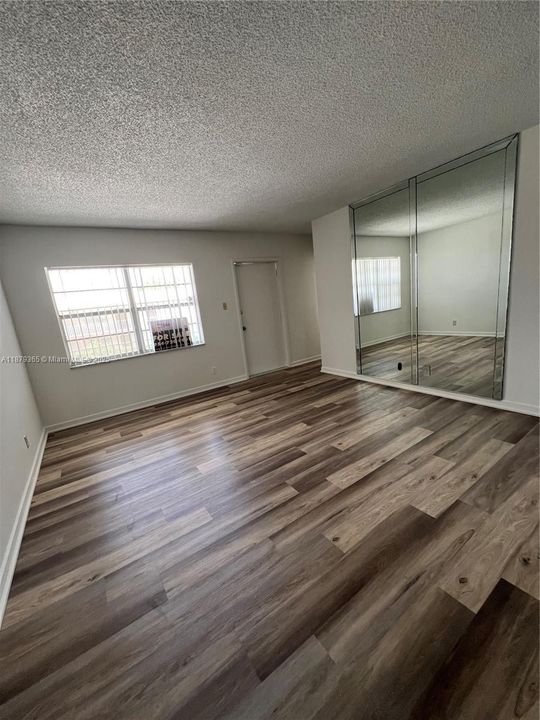 For Sale: $69,900 (1 beds, 1 baths, 735 Square Feet)