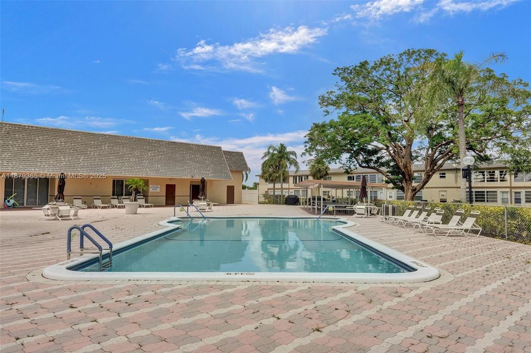 For Sale: $69,900 (1 beds, 1 baths, 735 Square Feet)