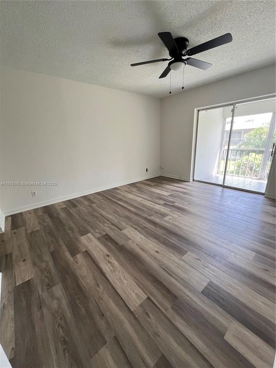 For Sale: $69,900 (1 beds, 1 baths, 735 Square Feet)