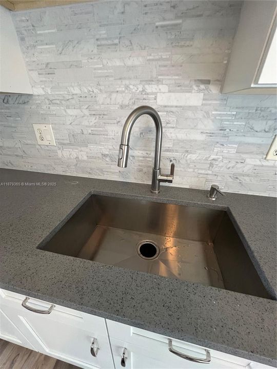 For Sale: $69,900 (1 beds, 1 baths, 735 Square Feet)