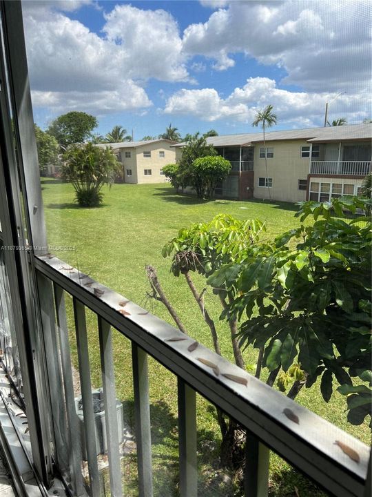 For Sale: $69,900 (1 beds, 1 baths, 735 Square Feet)