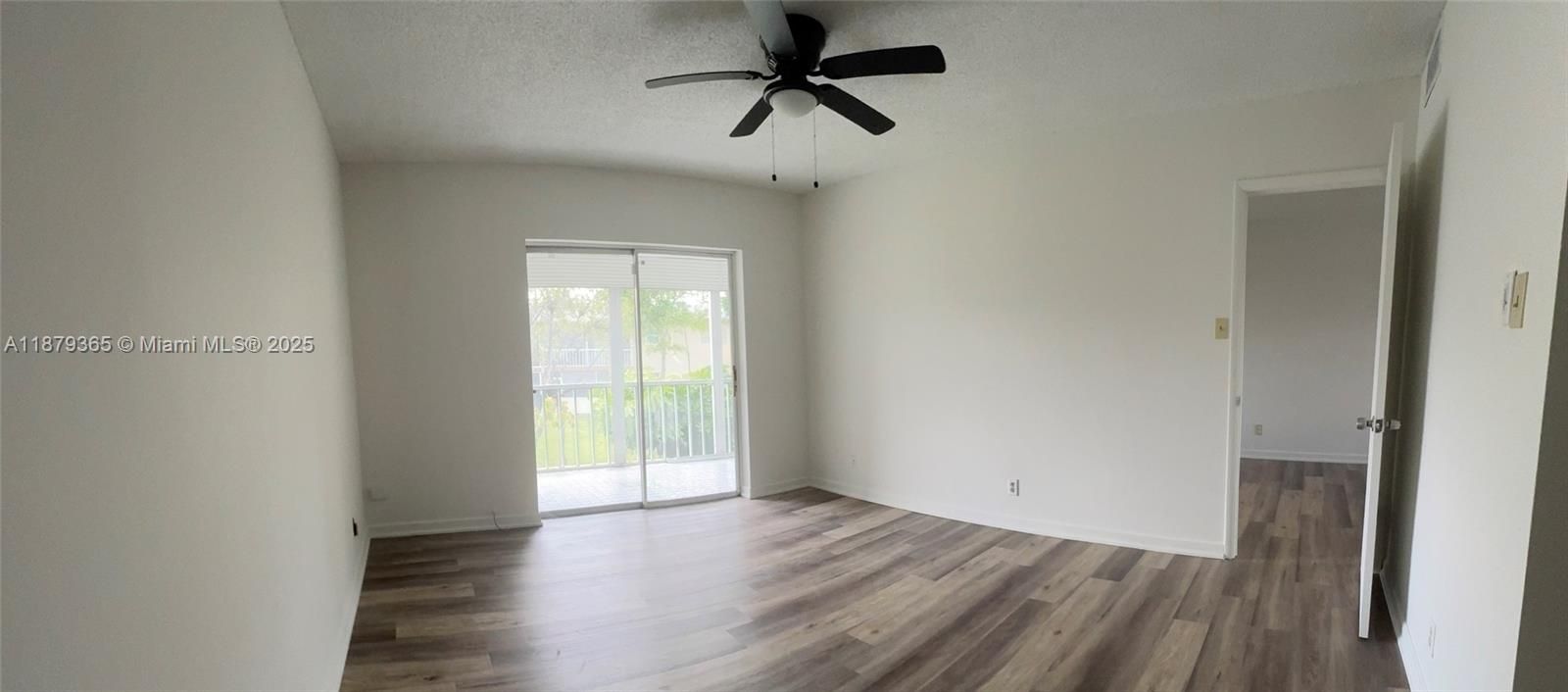 For Sale: $69,900 (1 beds, 1 baths, 735 Square Feet)