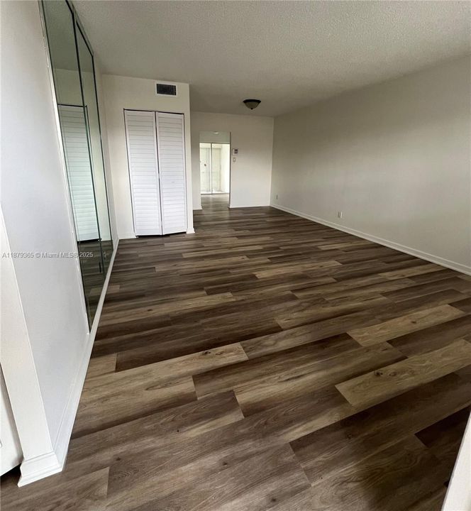 For Sale: $69,900 (1 beds, 1 baths, 735 Square Feet)