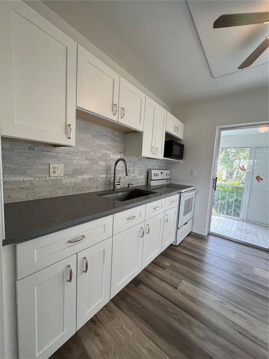 For Sale: $69,900 (1 beds, 1 baths, 735 Square Feet)