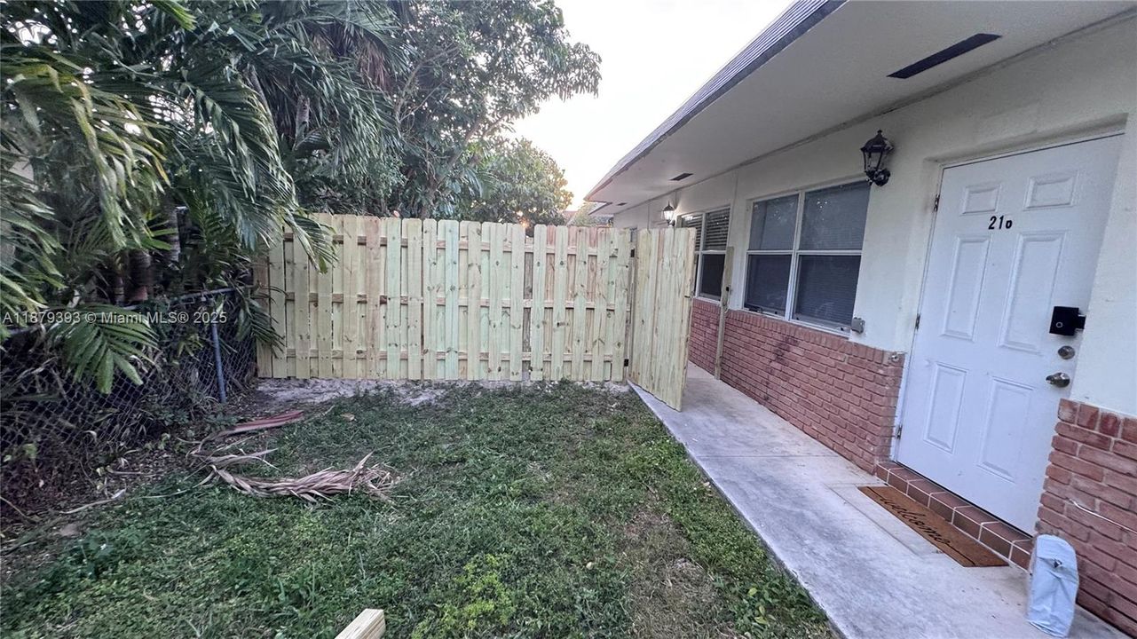 Под контрактом: $1,442 (1 спален, 1 ванн, 700 Квадратных фут)