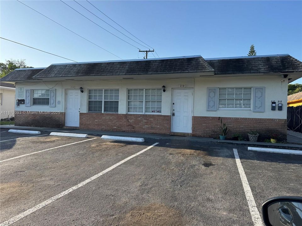 Под контрактом: $1,442 (1 спален, 1 ванн, 700 Квадратных фут)