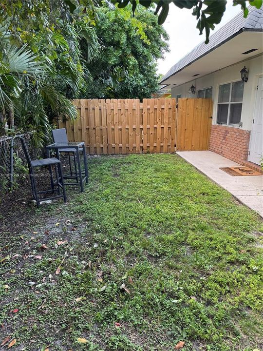 Под контрактом: $1,442 (1 спален, 1 ванн, 700 Квадратных фут)