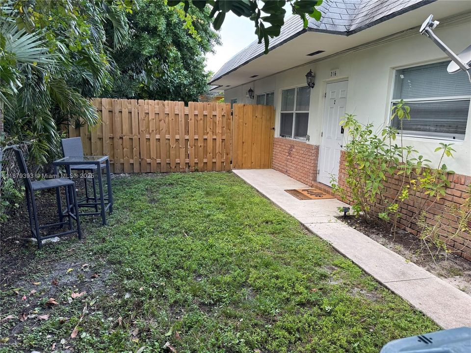 Под контрактом: $1,442 (1 спален, 1 ванн, 700 Квадратных фут)