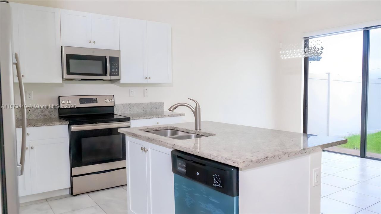 For Sale: $550,000 (3 beds, 2 baths, 1751 Square Feet)