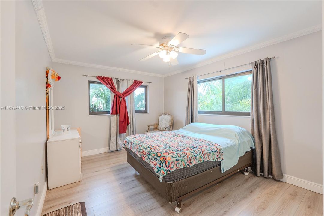 For Sale: $370,000 (2 beds, 2 baths, 1250 Square Feet)