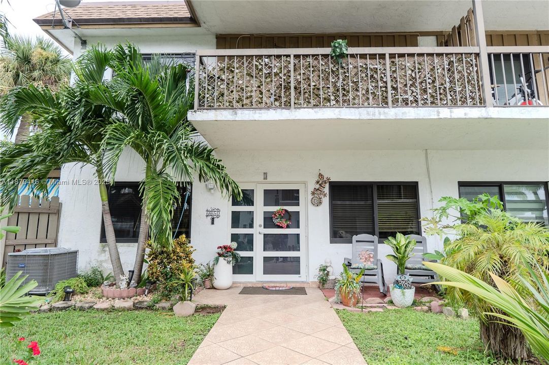 For Sale: $370,000 (2 beds, 2 baths, 1250 Square Feet)