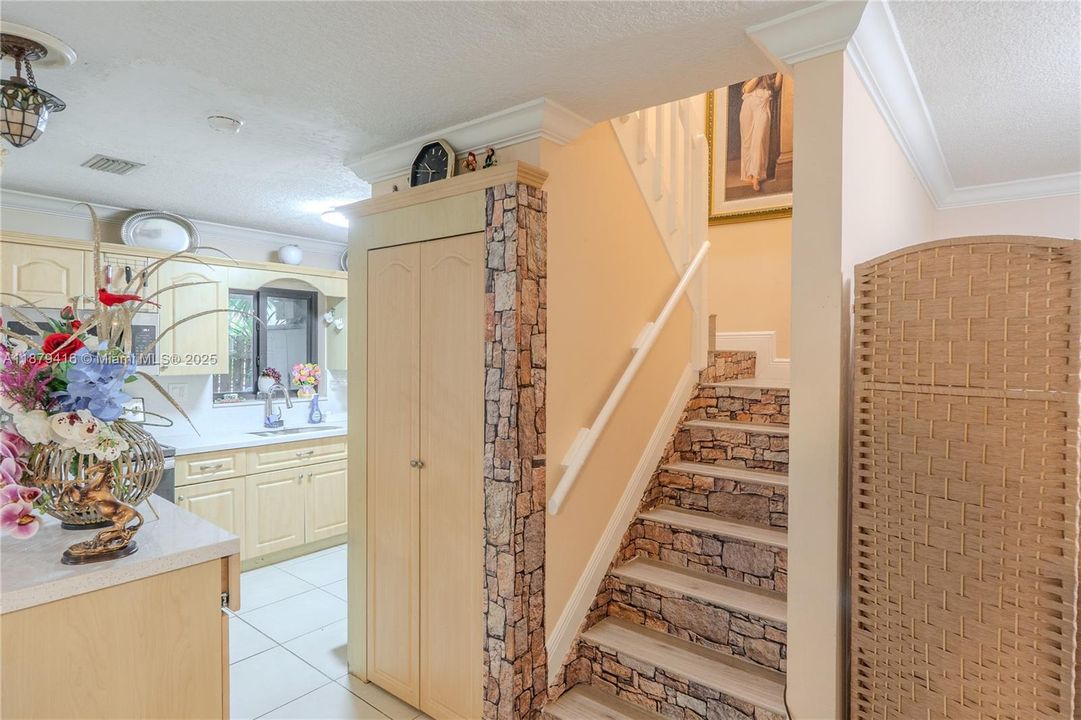 For Sale: $370,000 (2 beds, 2 baths, 1250 Square Feet)