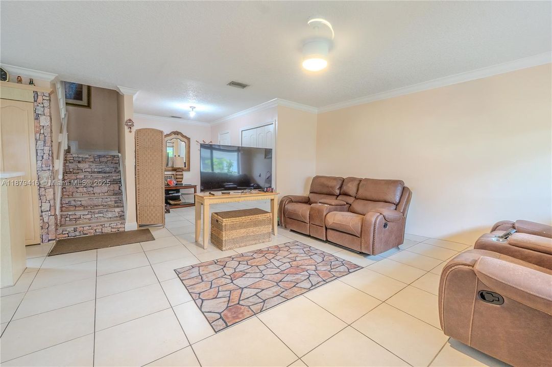 For Sale: $370,000 (2 beds, 2 baths, 1250 Square Feet)