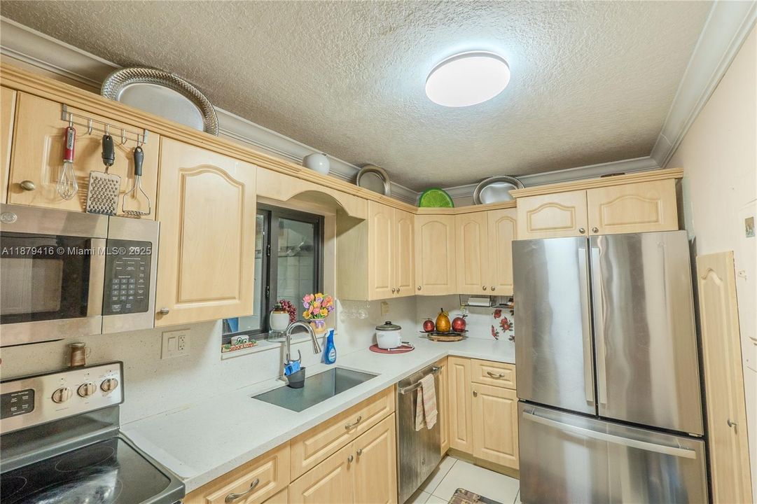 For Sale: $370,000 (2 beds, 2 baths, 1250 Square Feet)