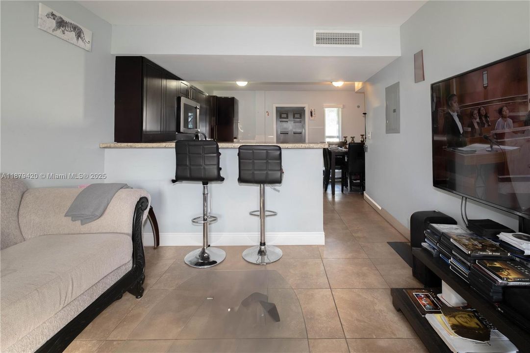 待售: $211,500 (2 贝兹, 1 浴室, 782 平方英尺)