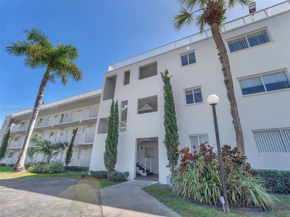 合同活跃: $299,000 (2 贝兹, 1 浴室, 980 平方英尺)