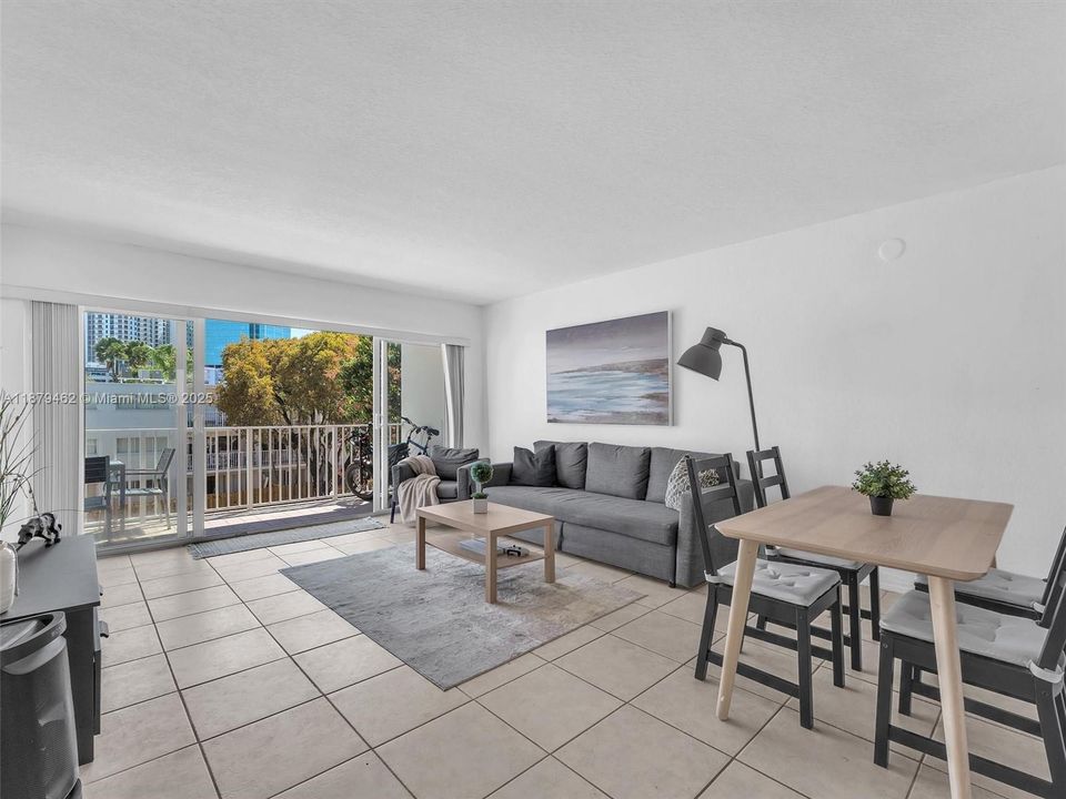 合同活跃: $299,000 (2 贝兹, 1 浴室, 980 平方英尺)