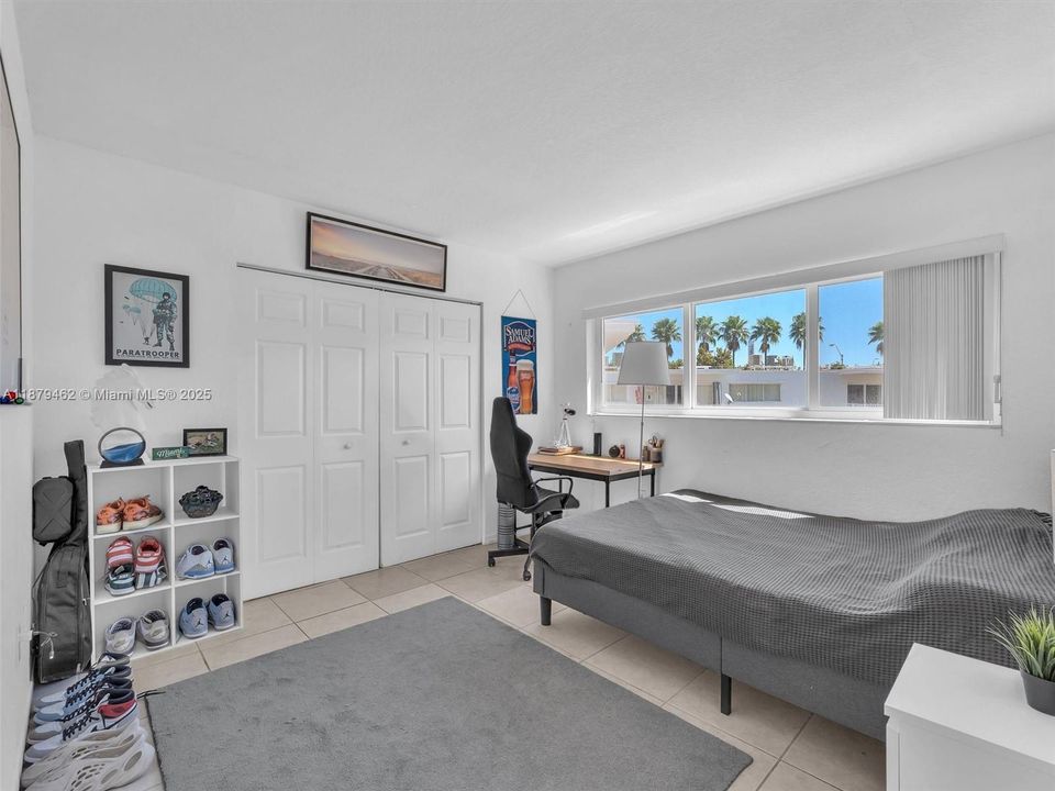 合同活跃: $299,000 (2 贝兹, 1 浴室, 980 平方英尺)