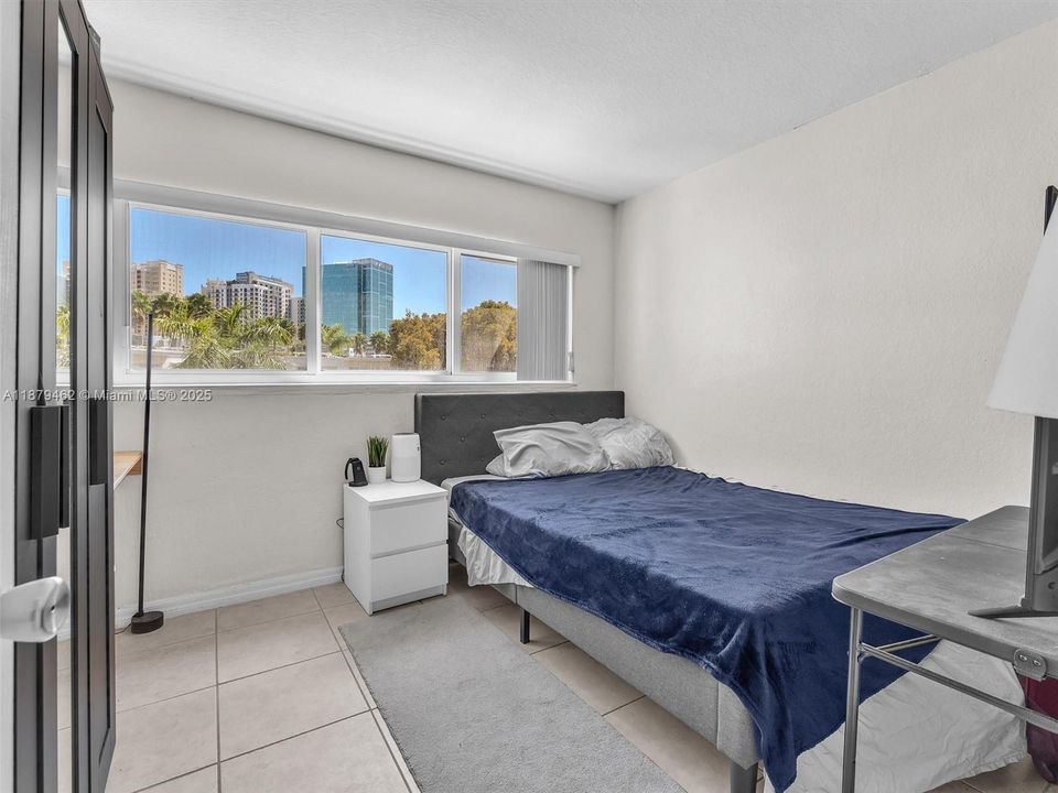 合同活跃: $299,000 (2 贝兹, 1 浴室, 980 平方英尺)