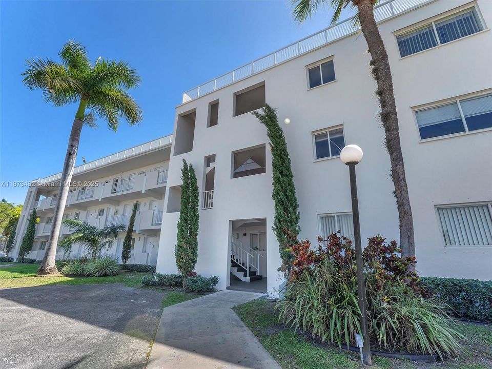 合同活跃: $299,000 (2 贝兹, 1 浴室, 980 平方英尺)