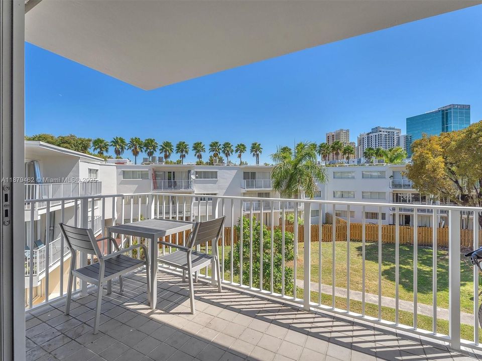 合同活跃: $299,000 (2 贝兹, 1 浴室, 980 平方英尺)