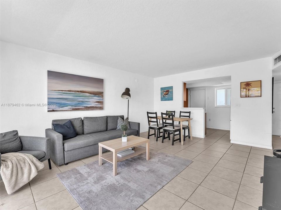 合同活跃: $299,000 (2 贝兹, 1 浴室, 980 平方英尺)