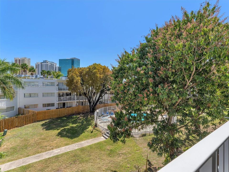 合同活跃: $299,000 (2 贝兹, 1 浴室, 980 平方英尺)