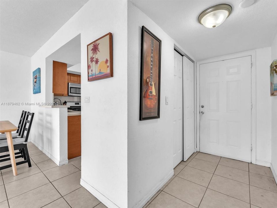 合同活跃: $299,000 (2 贝兹, 1 浴室, 980 平方英尺)