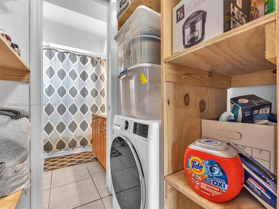 合同活跃: $299,000 (2 贝兹, 1 浴室, 980 平方英尺)