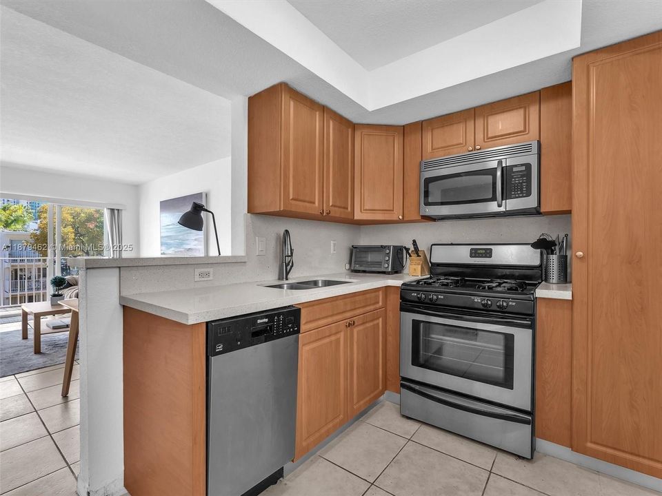 合同活跃: $299,000 (2 贝兹, 1 浴室, 980 平方英尺)